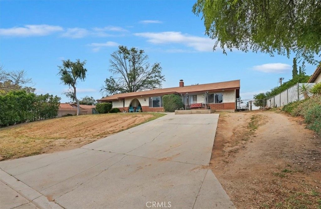 Photo of 17028 Via Los Caballeros, Riverside, CA 92504 (MLS # IV26057220)