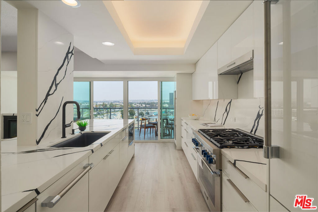 13600 Marina Pointe Drive 906