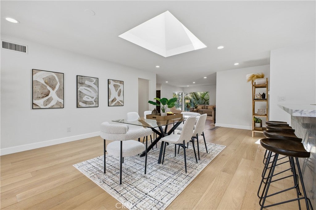 Studio City, California, 91604, United States, 3 Bedrooms Bedrooms, ,3 BathroomsBathrooms,Residential,Active,2038116