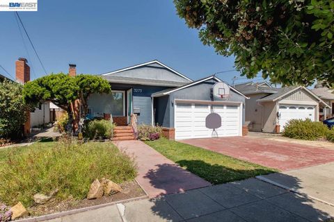 Photo of 3273 Adams St ST, Alameda, CA 94501 (MLS # 41136075)