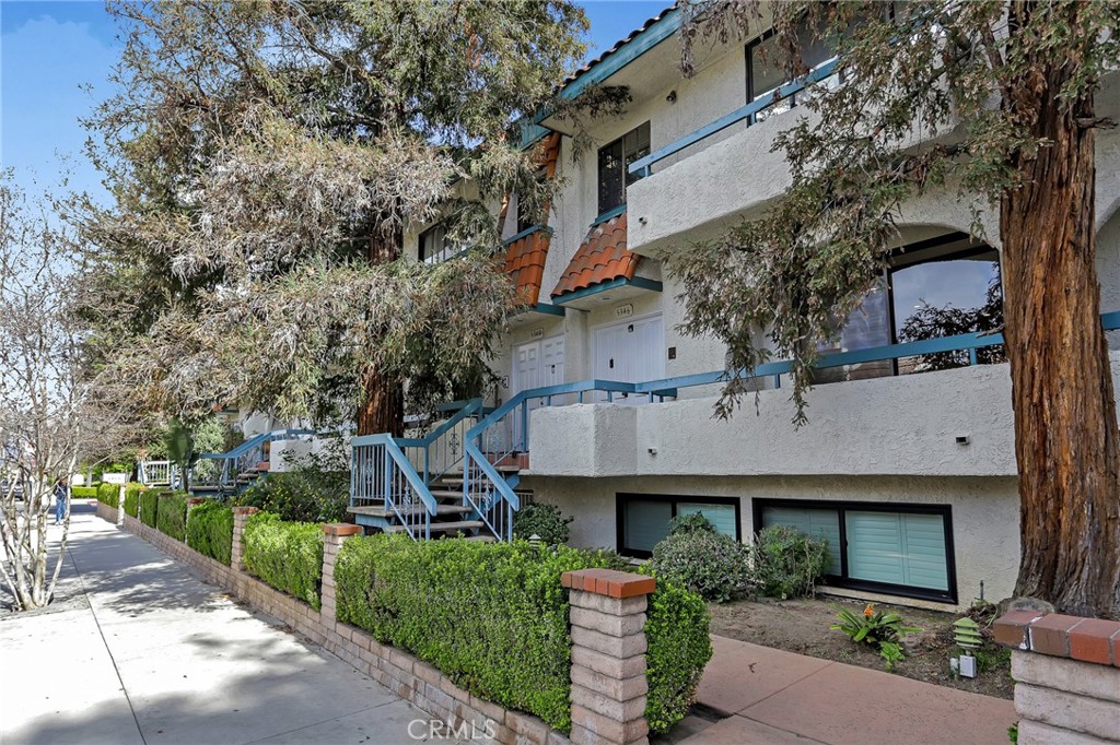Welcome to this newly renovated town-home in the heart of Encino. This 3 bedroom 4 bath townhouse has over 2,800 sq.ft. The spacious living room features a fireplace and bar. The dining room is open to the living room and is perfect for entertaining. The kitchen has granite countertops and a cozy breakfast nook. The first floor bedroom can easily be used as a den or office. Upstairs features a large loft with cathedral ceilings. The primary suite has a large bathroom and both a walk-in closet and slider closet. The large secondary bedroom is also off the loft area. On the bottom level is a very large bonus room with a large closet. There is also a full bathroom on the bottom level making the room suitable for movies, games or even an extra large bedroom. The laundry area is also on the bottom level. The location of this home is superb - close to restaurants, freeways and transportation.