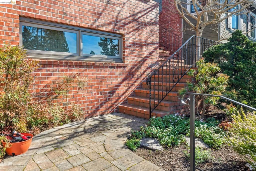 Photo of 105 105 Arlington Ave Ave, Kensington, CA 94707 (MLS # 41125672)