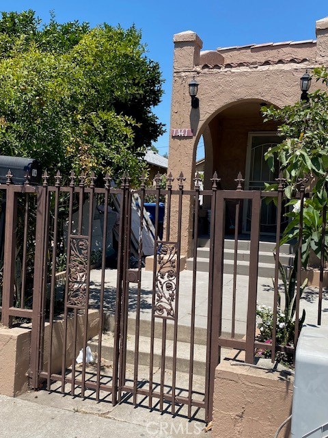 Charming newly updated, fresh and clean single story 2 bedroom 1-1/2 bath home. Small front patio area. Inside washer dryer hook ups. Ceiling fans in Living room and both bedrooms. Tenants pay all utilities except water. One car private parking in back. Limited front street parking. Near to schools, parks and 110 freeway, USC, and downtown.