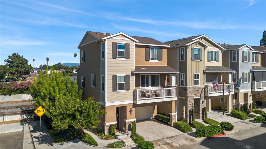 390 N Bellarose