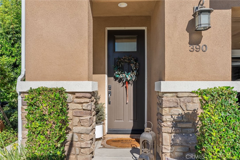 390 N Bellarose
