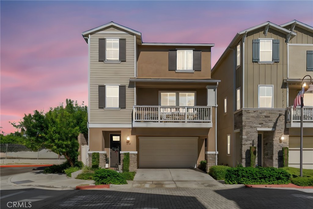 390 N Bellarose