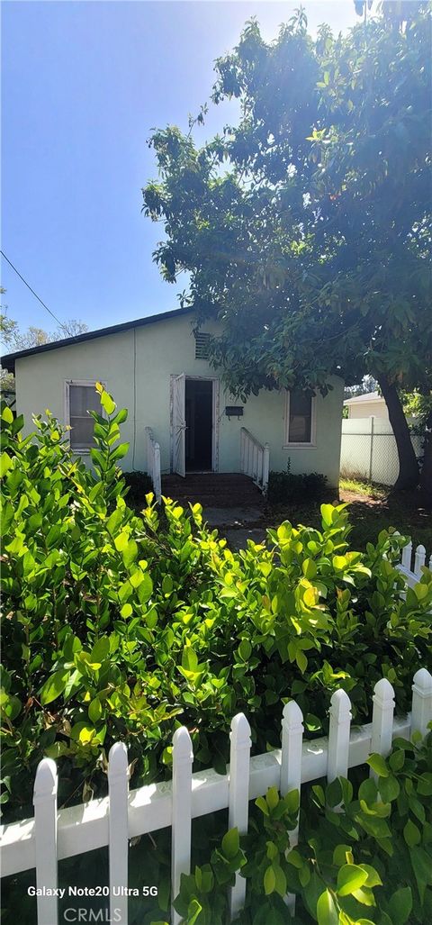 Photo of 421 N Cypress St, Orange, CA 92866 (MLS # CV26083756)