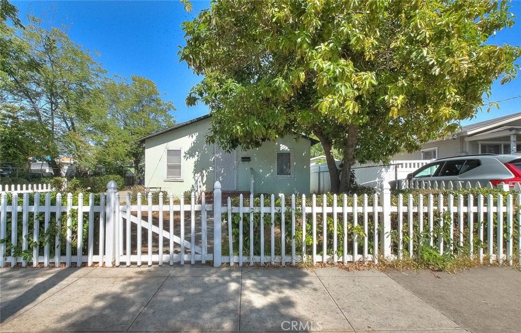 Photo of 421 N Cypress St, Orange, CA 92866 (MLS # CV26083756)