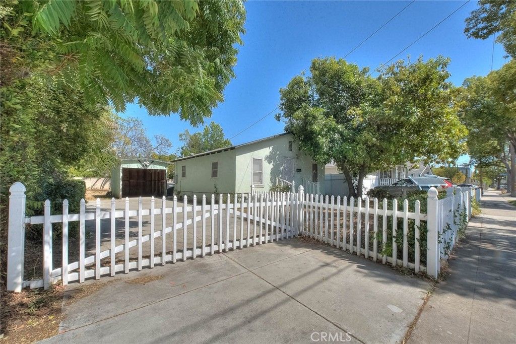 Photo of 421 N Cypress St, Orange, CA 92866 (MLS # CV26083756)