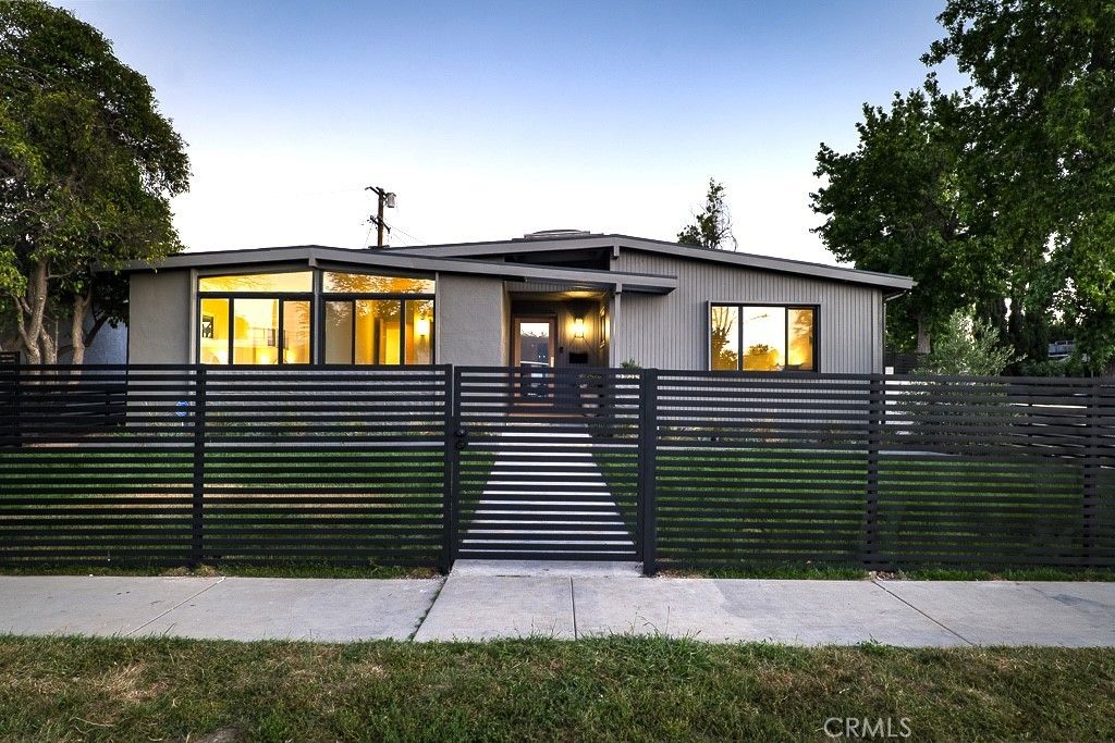 Photo of 17156 Bullock St, Encino, CA 91316 (MLS # SR26106355)