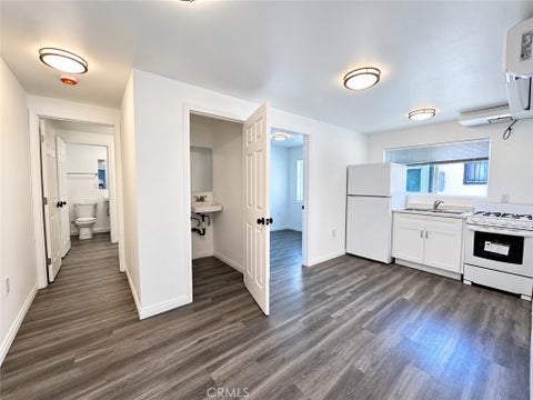 Photo of 925 N Washington PL, Long Beach, CA 90813 (MLS # SR26194949)