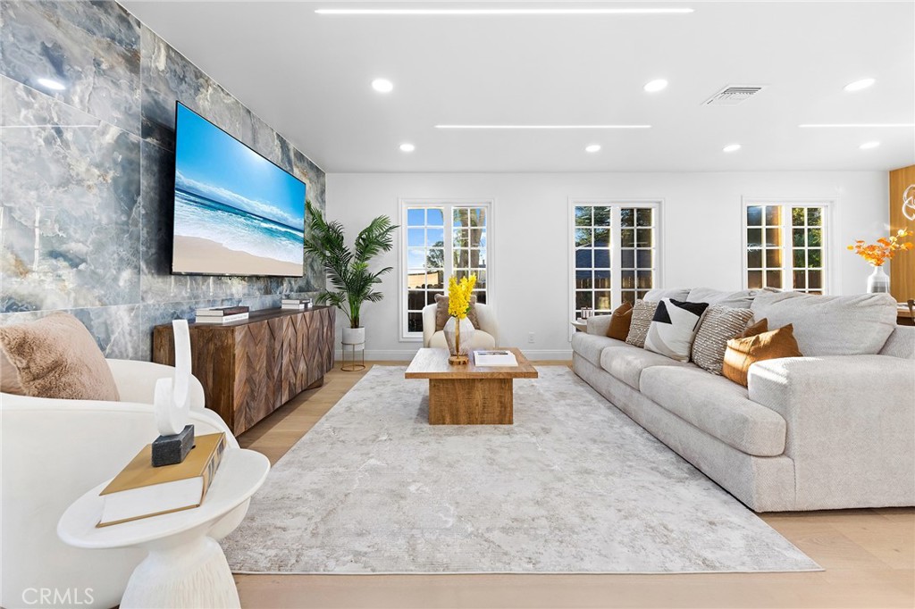 326 E Sierra Madre