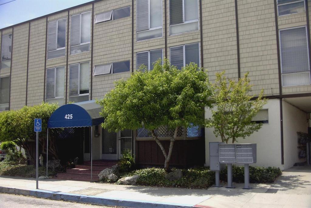 Santa Cruz 2 bedroom 1 bathroom unit in a quiet complex near downtown Santa Cruz. Newly painted unit with new carpet and vinyl floors. Also new window blinds. Onsite parking and laundry. Elevator access to all units. See website for more details. http://www.parkvuapts.com/