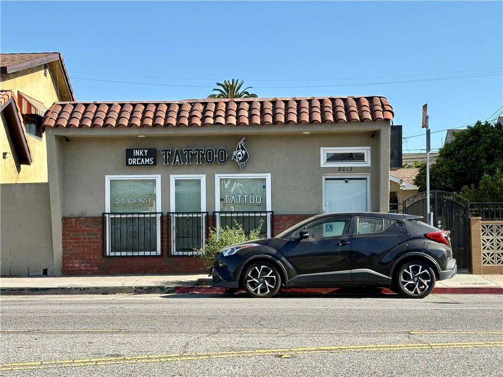 Prime commercial space (approx 523 sf) in Long Beach with excellent street visibility—an ideal fit for a tattoo studio, hair salon, boutique retail, or small office. Located at 3012 E 7th Street, this unit sits on one of the city’s busier corridors, with an estimated 29,000 to 34,000 vehicles passing by daily—a tremendous advantage for attracting walk-in clients.
The open layout is move-in ready and easily customizable. Plumbing access and private entry make it a turnkey option, especially well-suited for personal-service operations like tattooing or hairstyling—though it could equally support a sleek retail or office setup.
You’ll be steps away from public transit stops linking to the Blue Line, plus easy freeway access (405, 22, 605), making it convenient for both clients and staff. A private restroom, natural light, and flexible floorplan round out the appeal.
Zoned commercially and positioned in a thriving Eastside Long Beach neighborhood, this space promises high visibility, pedestrian exposure, and top-tier access. Perfect for a business ready to grow with strong street presence and community connectivity.