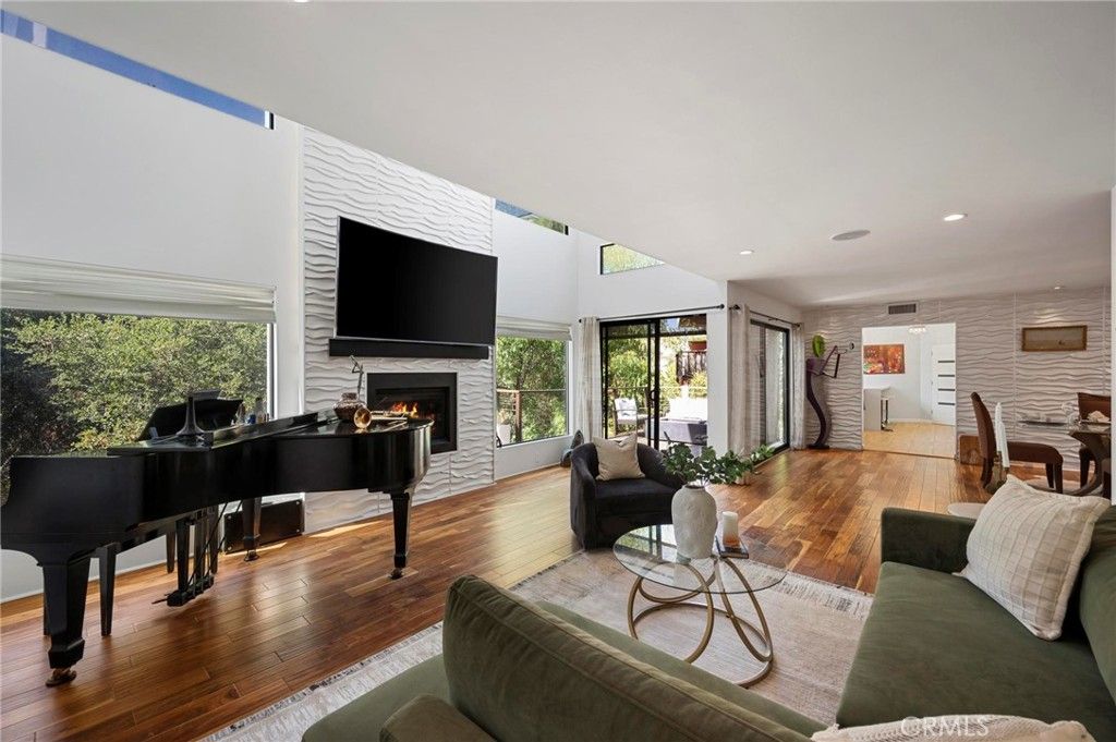 Photo of 4319 Saltillo St, Woodland Hills, CA 91364 (MLS # SR25231194)