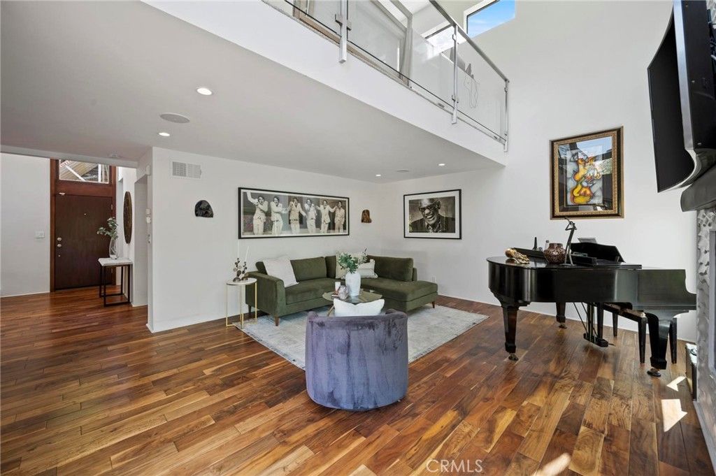 Photo of 4319 Saltillo St, Woodland Hills, CA 91364 (MLS # SR25231194)