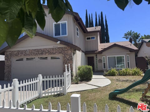 Photo of 18320 Elkwood Street, Los Angeles, CA 91335 (MLS # 26937173)