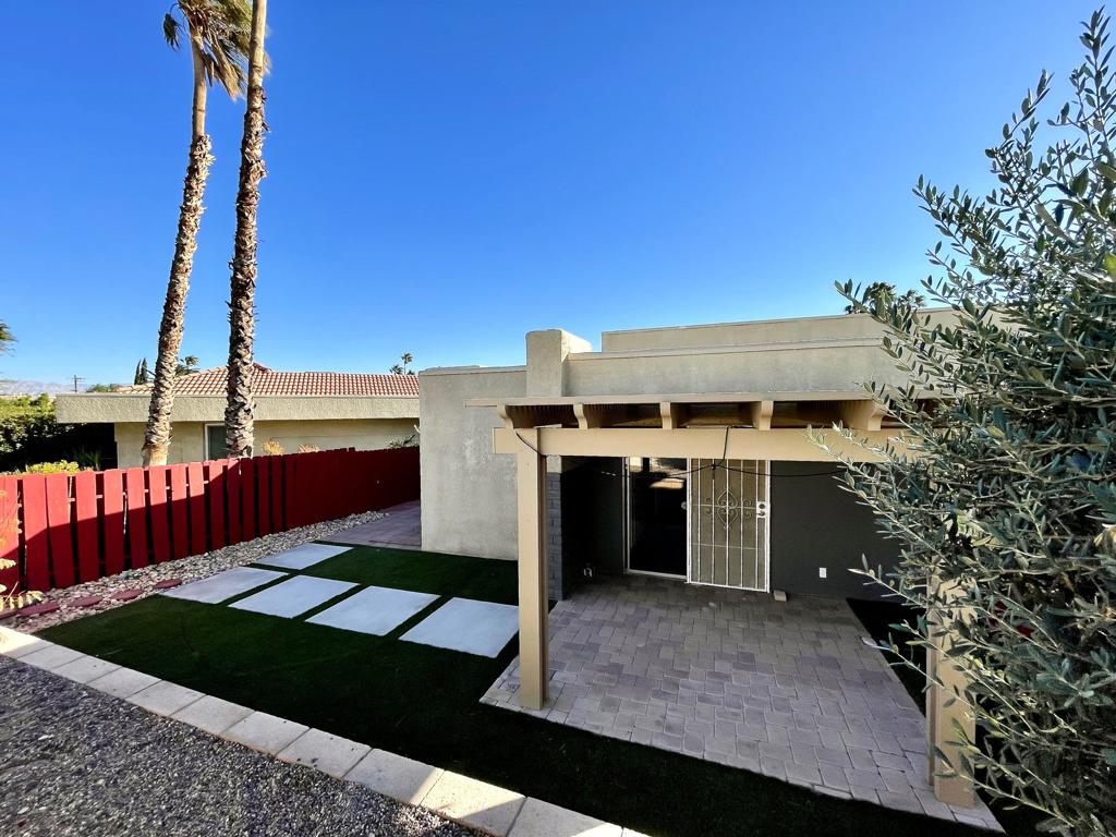 Very nice, clean and bright single story condo, attached to only one other unit.Fresh paint and new water-proof laminate flooring throughout. 2nd bathroom has been added. Attachedone car garage and great side and backyards with minimum maintenancerequired. 2 Covered patios. Condo is insuper location within the complex andclose to one of 8 pools and spas, tennisand basketball courts. This very beautifulcomplex is gated and close to shoppingand downtown.
