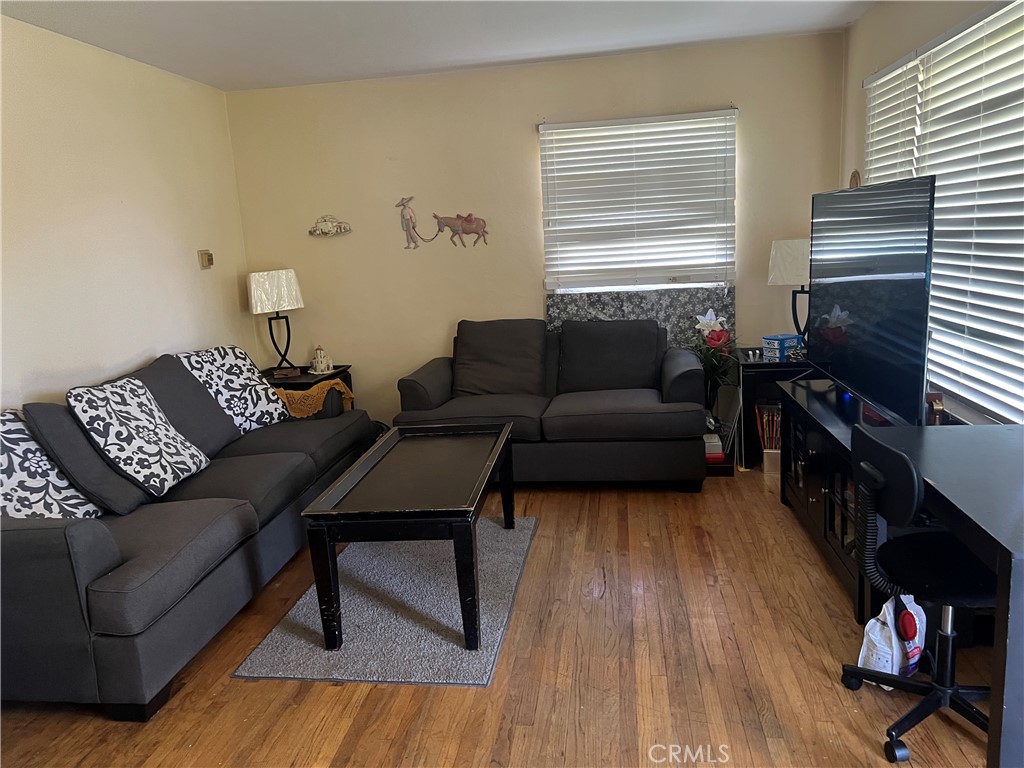 951 E 7th Street