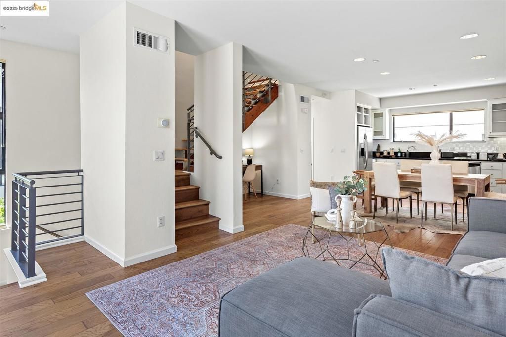 listing image 130722433347140658647