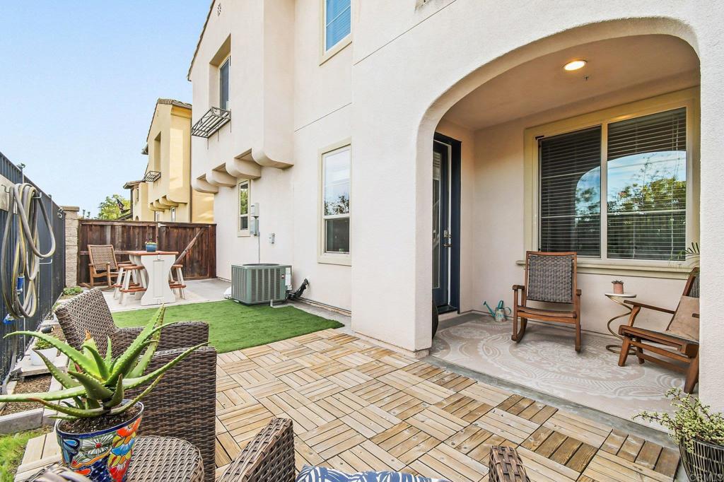 2233 Capistrano Way 18