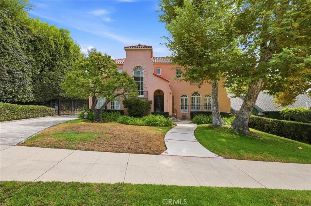 2240 N Berendo