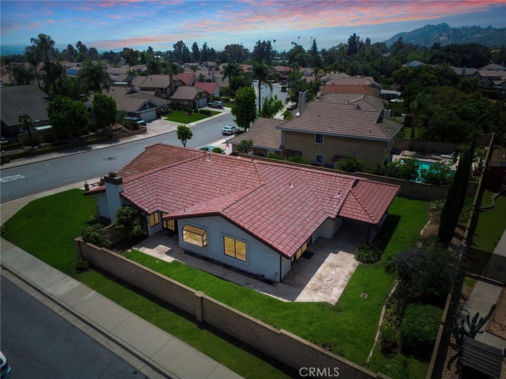 5697 Los Robles