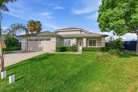 Photo of 810 Capitola Drive, Hollister, CA 95023 (MLS # ML82039994)