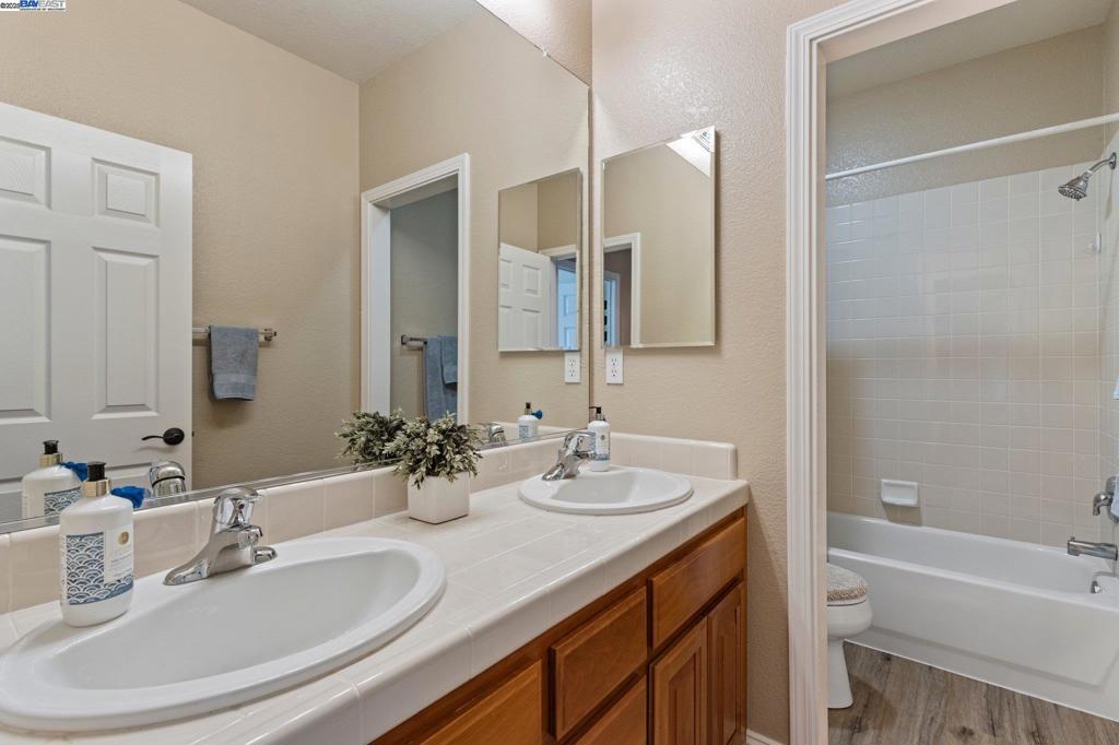 THE LAKES - Residential