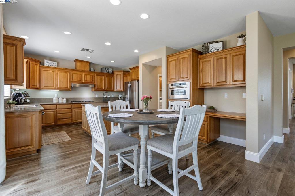 THE LAKES - Residential