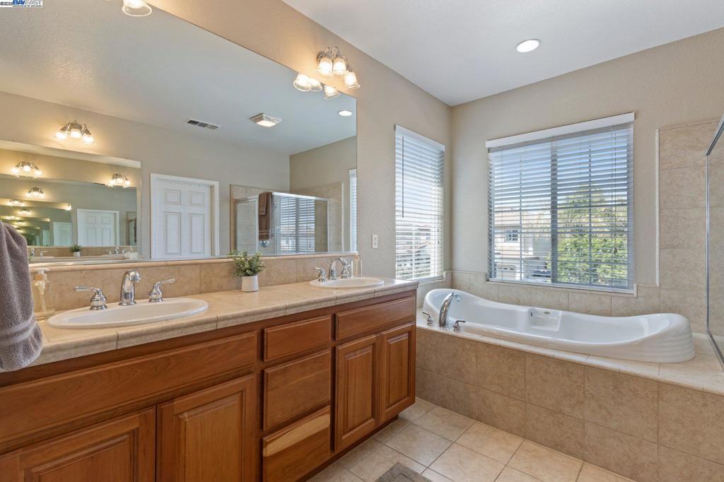 THE LAKES - Residential