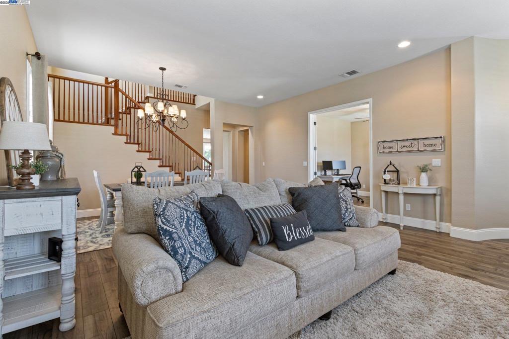 THE LAKES - Residential