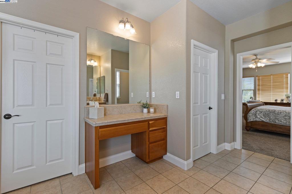 THE LAKES - Residential