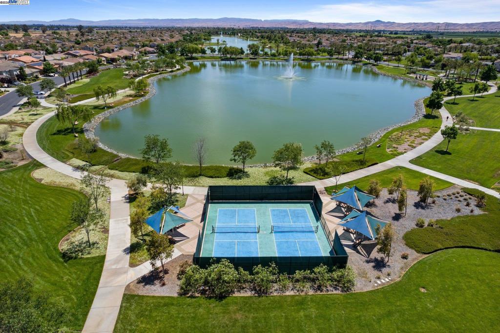 THE LAKES - Residential