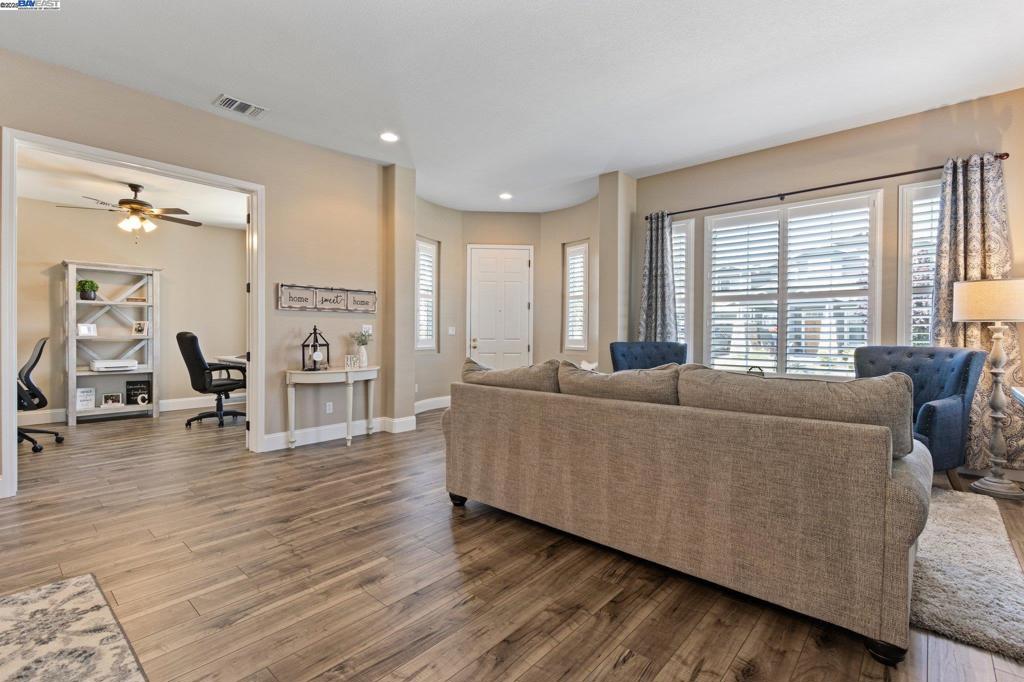 THE LAKES - Residential