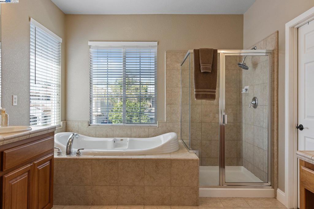 THE LAKES - Residential