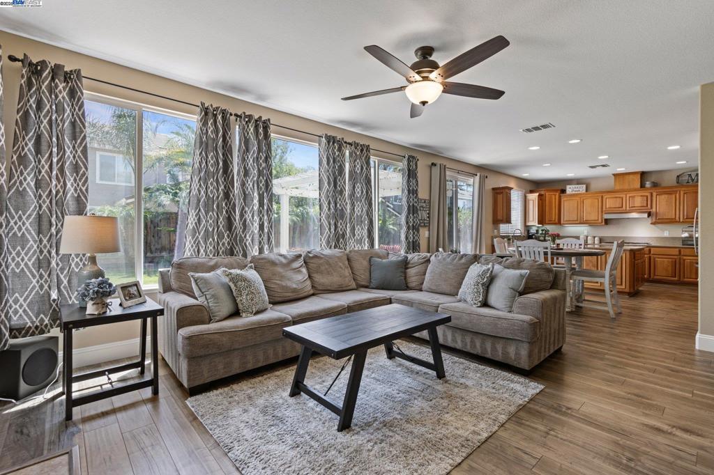 THE LAKES - Residential