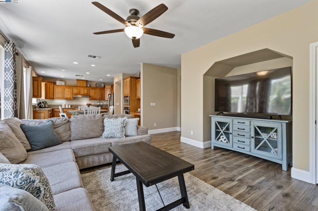 THE LAKES - Residential