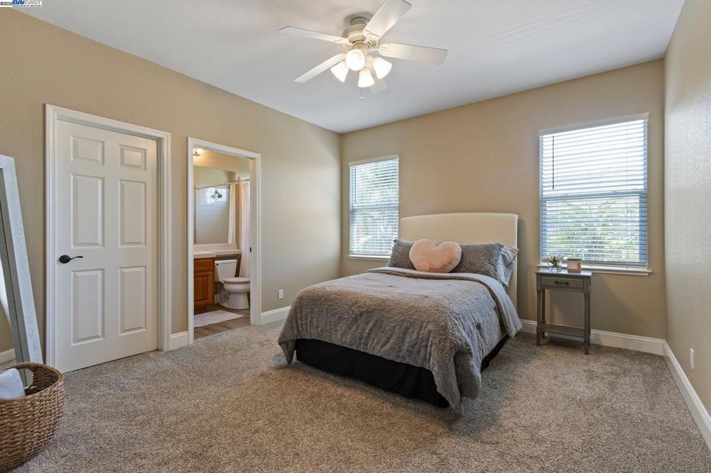 THE LAKES - Residential