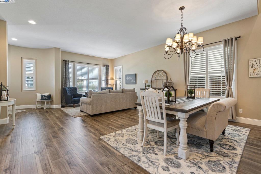 THE LAKES - Residential