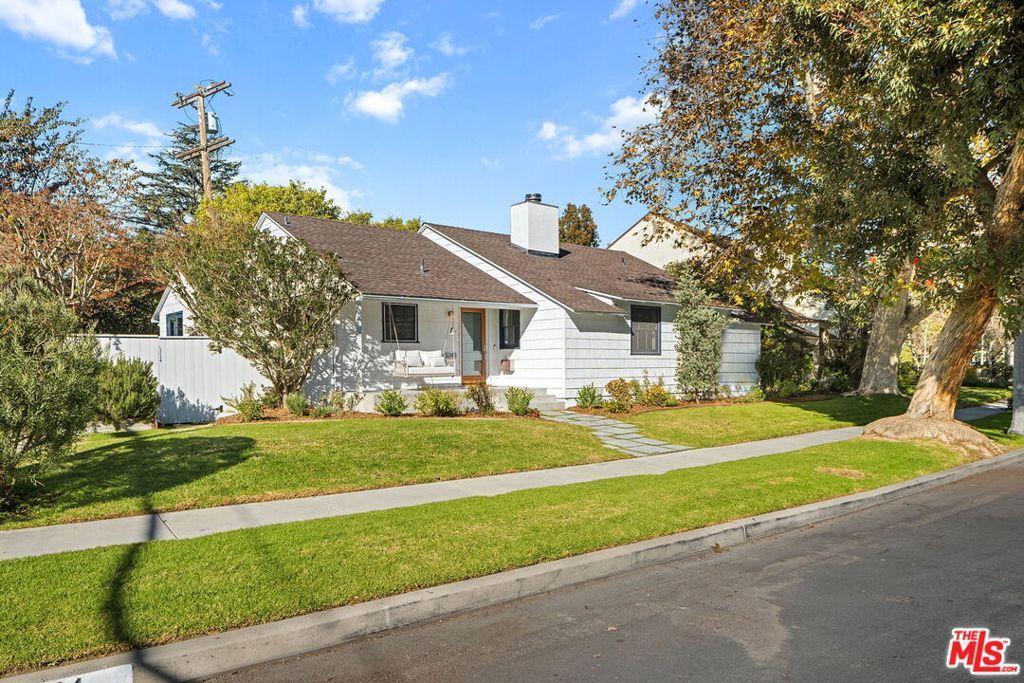 Photo of 3241 Federal Avenue, Los Angeles, CA 90066 (MLS # 25625715)