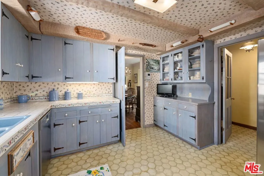 Los Angeles, California 90049, United States, 5 Bedrooms Bedrooms, ,5 BathroomsBathrooms,Residential,Active,250220