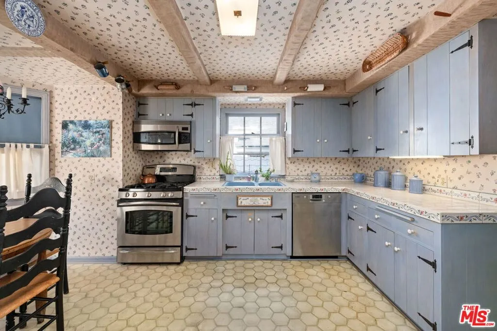 Los Angeles, California 90049, United States, 5 Bedrooms Bedrooms, ,5 BathroomsBathrooms,Residential,Active,250220