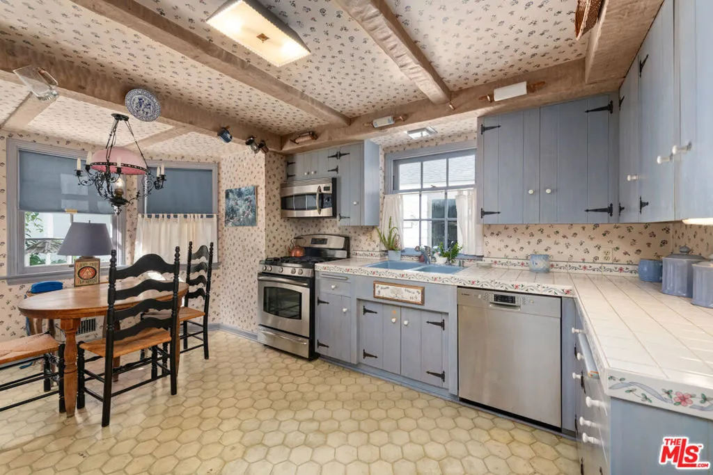 Los Angeles, California 90049, United States, 5 Bedrooms Bedrooms, ,5 BathroomsBathrooms,Residential,Active,250220