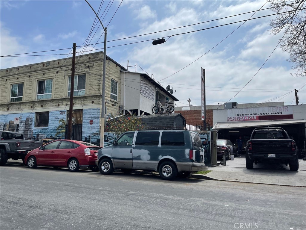 Main image without alt text