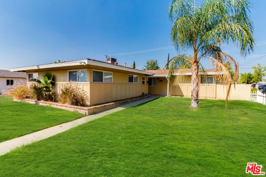 ***NOTE :PROPERTY AVAILABLE FOR LEASE AND SHOWINGS NOW***-This 5 Bed 2 bath home has top of the line materials and exquisite craftsmanship. Interior has been completely and tastefully renovated from floor to ceiling. Flowing seamlessly - this wonderful floor plan opens up the dining and living areas into one another. Custom Galley kitchen upgraded with new granite. Brand new AC/Heating unit, hardwood floors in living room and hallway, new travertine stone in the bathrooms, new paint interior/exterior, new recessed lighting fixtures. First month's rent plus a minimum of one month deposit dependent upon proof of income and credit. Furnished and Unfurnished options available, Short and Long term lease available.