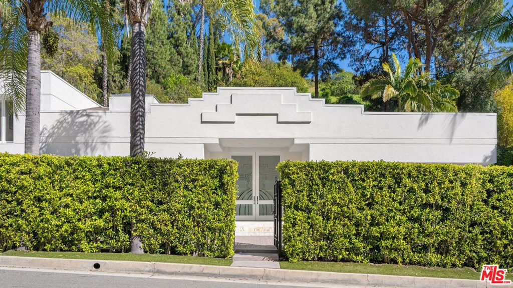 Photo of 1166 San Ysidro Drive, Beverly Hills, CA 90210 (MLS # 26657533)