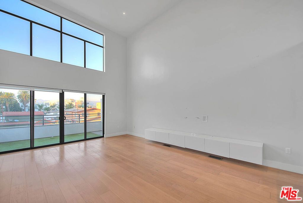 Photo of 5014 Rosewood Avenue #1/2, Los Angeles, CA 90004 (MLS # 25614585)
