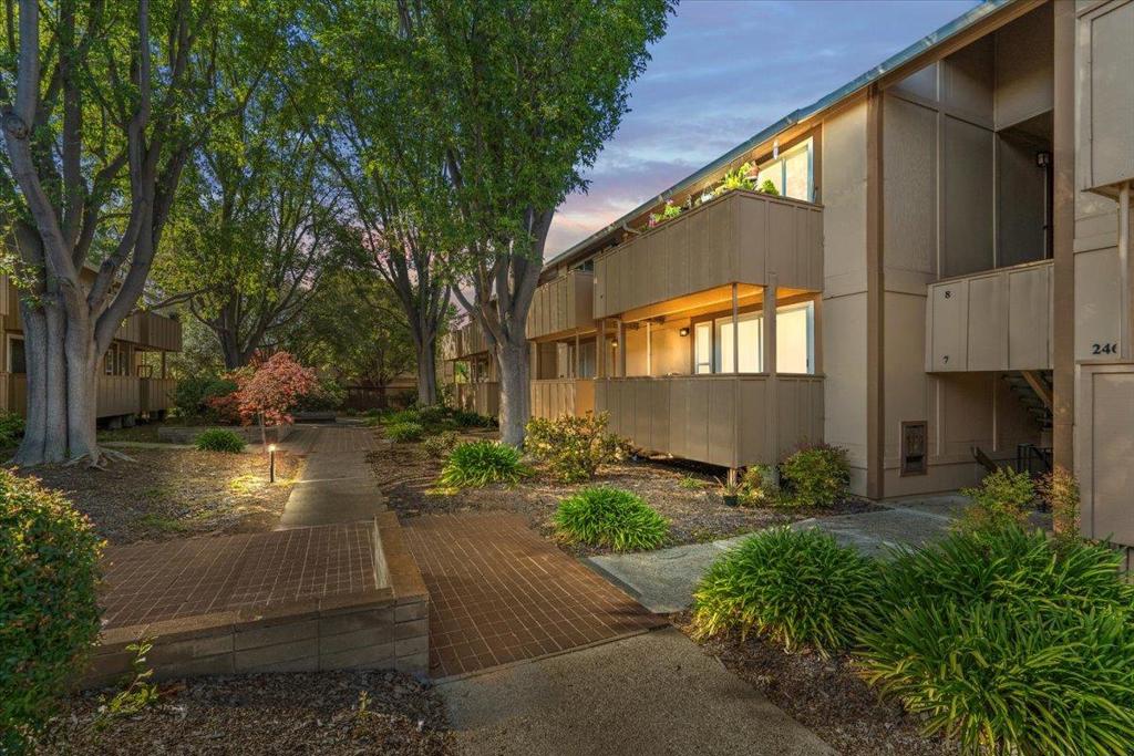 LOCATION! Situated in the heart of Palo Alto. Welcome to this charming 2-bedroom, 1-bathroom home in the desirable city of Palo Alto. With a cozy 906 square feet, this residence offers a comfortable living space ideal for anyone looking to enjoy the vibrant Palo Alto lifestyle. Award winning schools! The kitchen is functional and convenient, duo temp oven with powerful exhaust above, perfect for preparing meals and entertaining guests. The home features marble flooring in the bathroom, providing a touch of elegance and easy maintenance. The central forced air heating ensures a warm and inviting atmosphere during cooler months. Although there is no cooling system, the community pool offers a refreshing retreat during warmer days. This property is located within the Palo Alto Unified School District, serving the educational needs of the area's residents. Embrace the opportunity to live in a highly sought-after neighborhood with this delightful home. Additionally, its just a stones throw from Ohlone Elementary, a PAUSD Choice School with the sought-after Mandarin Chinese Dual Immersion Program.