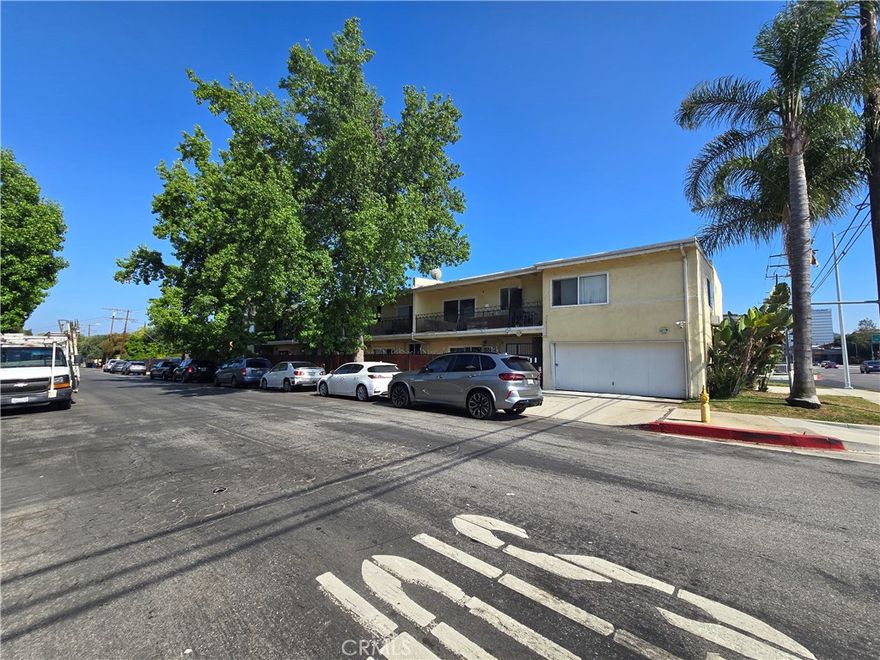 welcome to this prime location unit in the heart of Sherman Oaks!  Features 1 bedroom, 1 bathroom, large living room with dine area. Galley style kitchen with granite counter tops, tile floors and applicances.  Unit offers an oversized enclosed patio and it has been freshly painted. Close to to 101 and 405 freeways. Walk to Ventura Blvd and the Sherman Oaks Galleria.